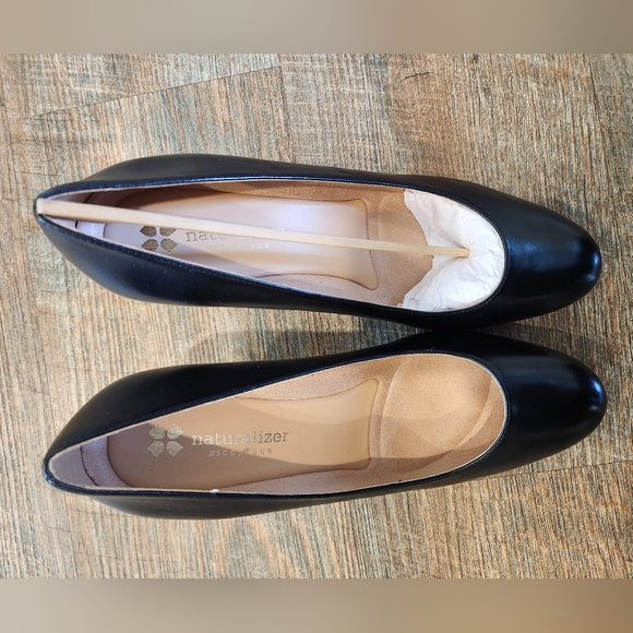 NWT Naturalizer Michelle Black Lea Pumps Size 9 - Picture 4 of 6